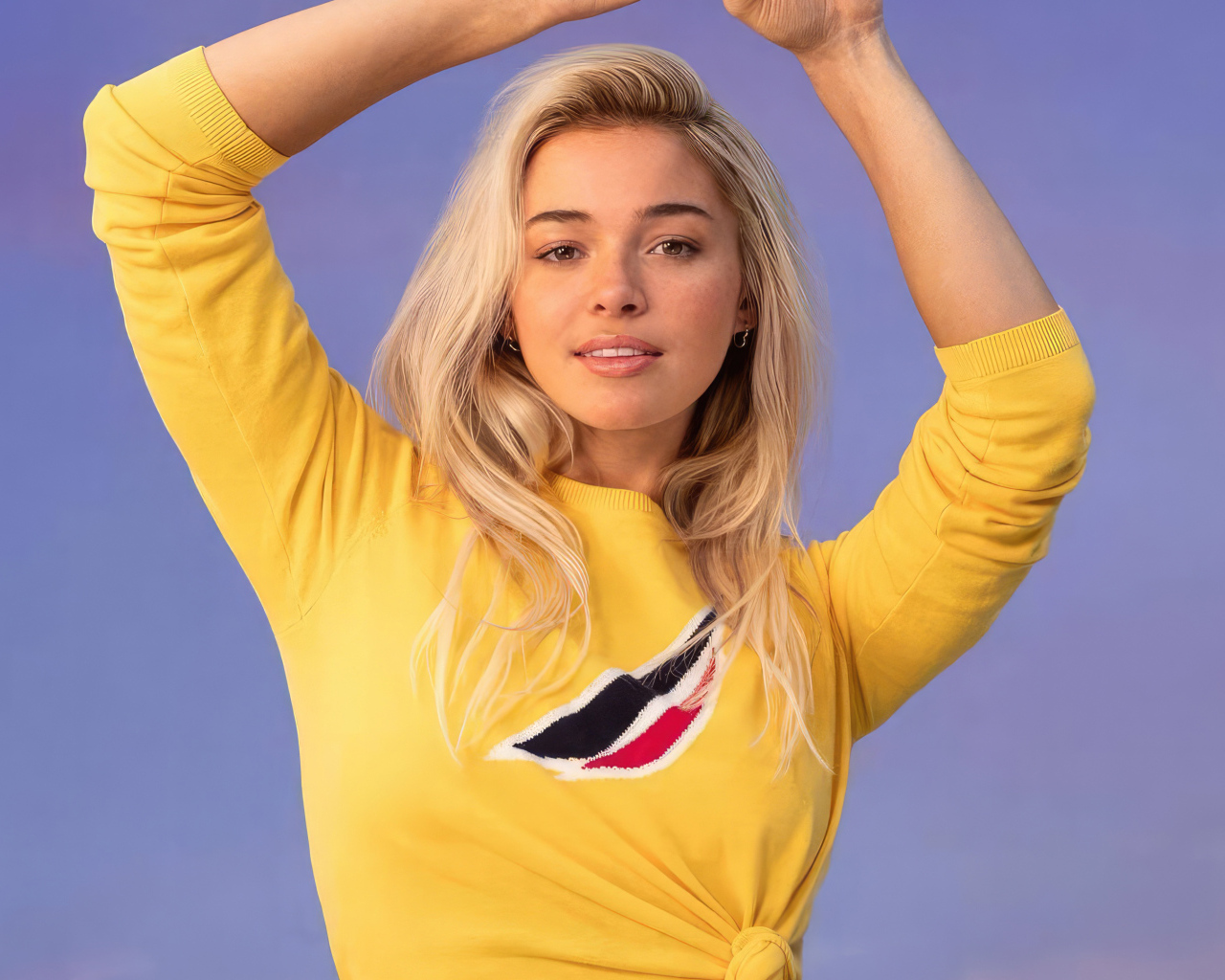 Гимнастка Ливви Данн на сиреневом фоне