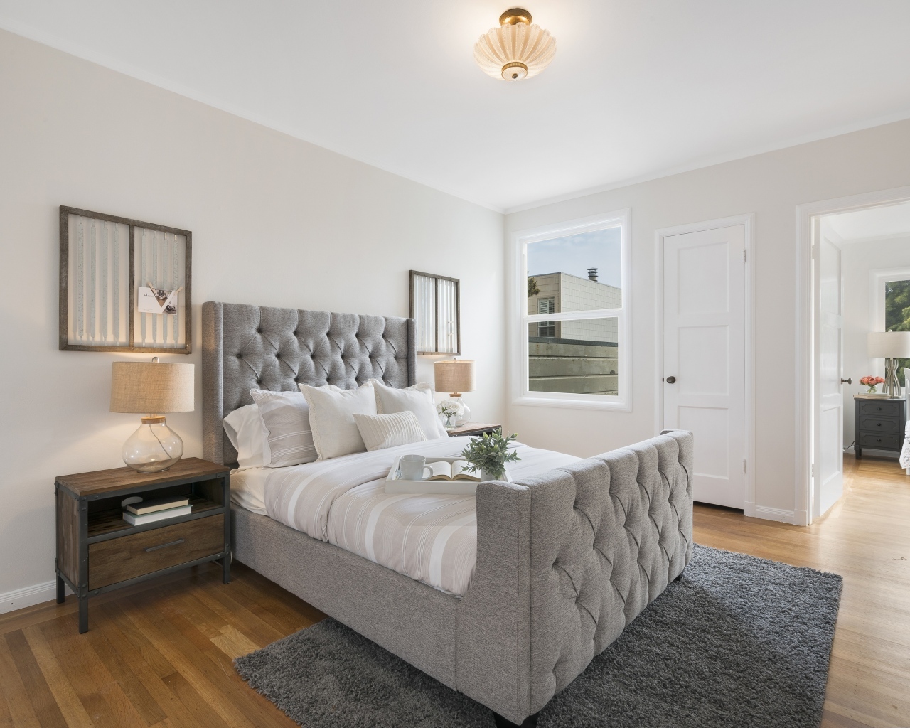 Высокая серая кровать в спальной комнате