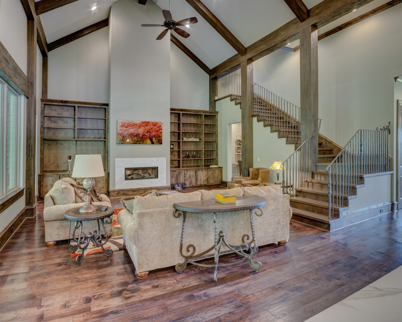 Высокая лестница на второй этаж в доме 