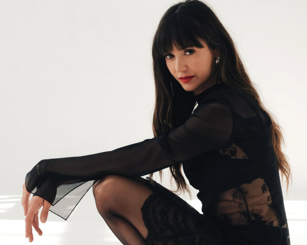 Жгучая брюнетка актриса Нина Добрев