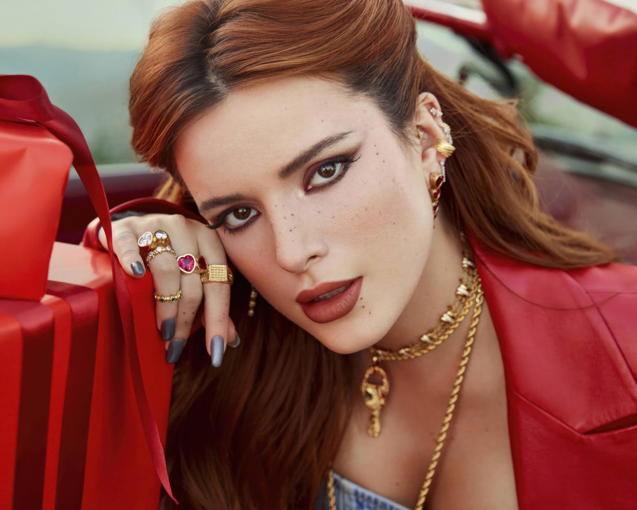 Жгучая рыжеволосая актриса Белла Торн