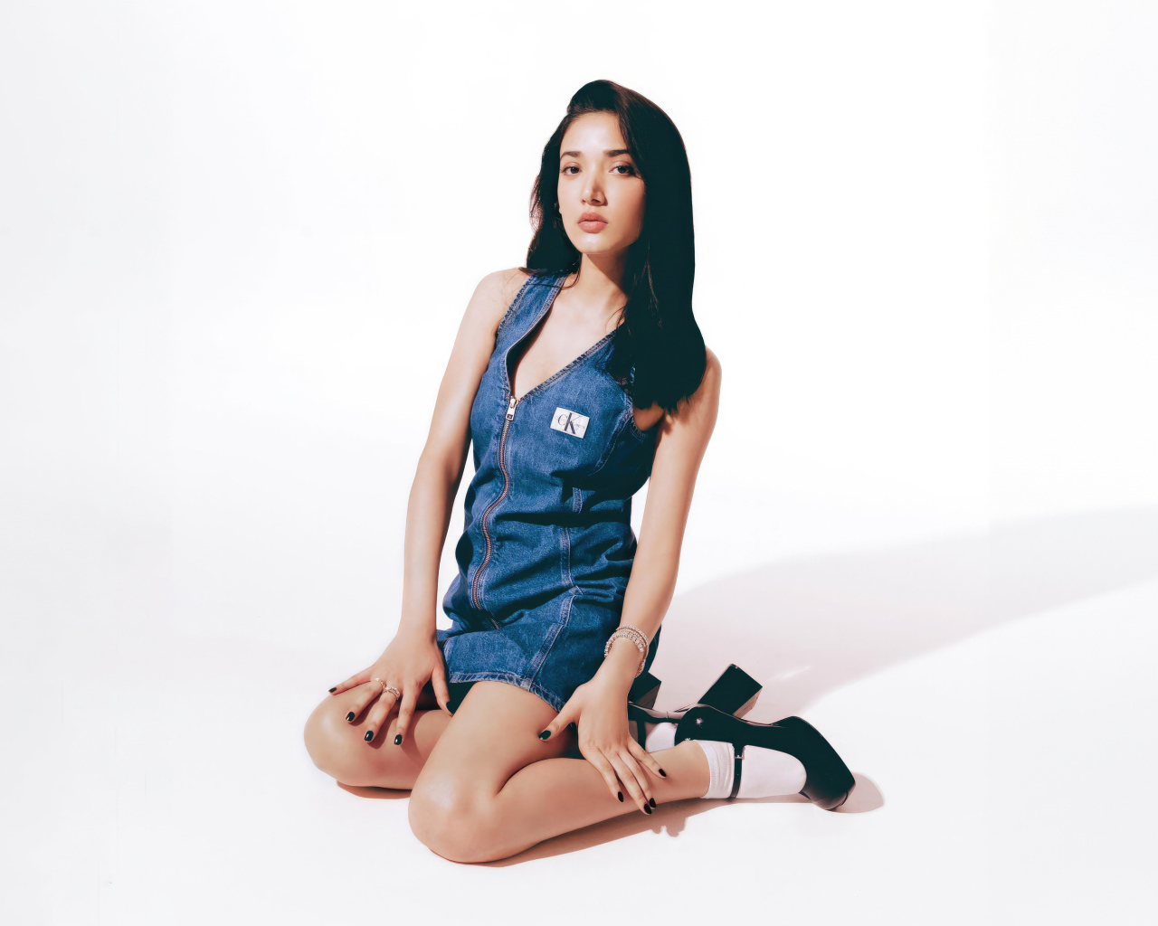 Индийская актриса Медха Шанкр на белом фоне