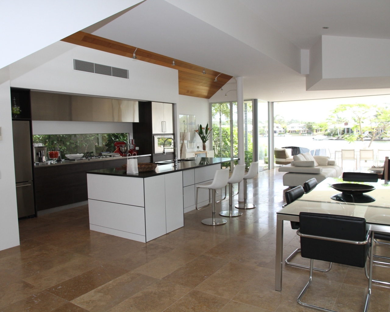 Кухня с белой мебелью и большим окном