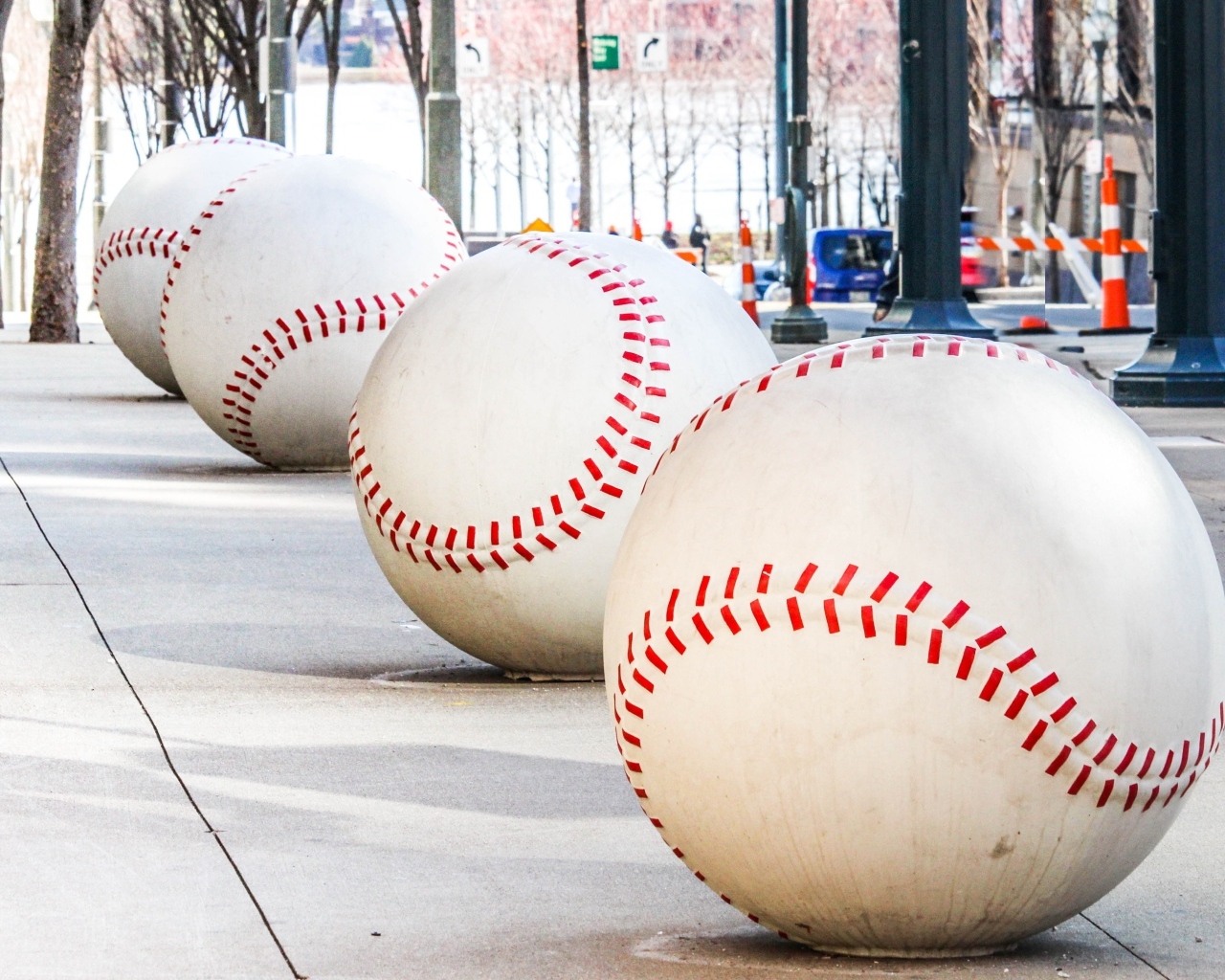 Большие бетонные бейсбольные мячи