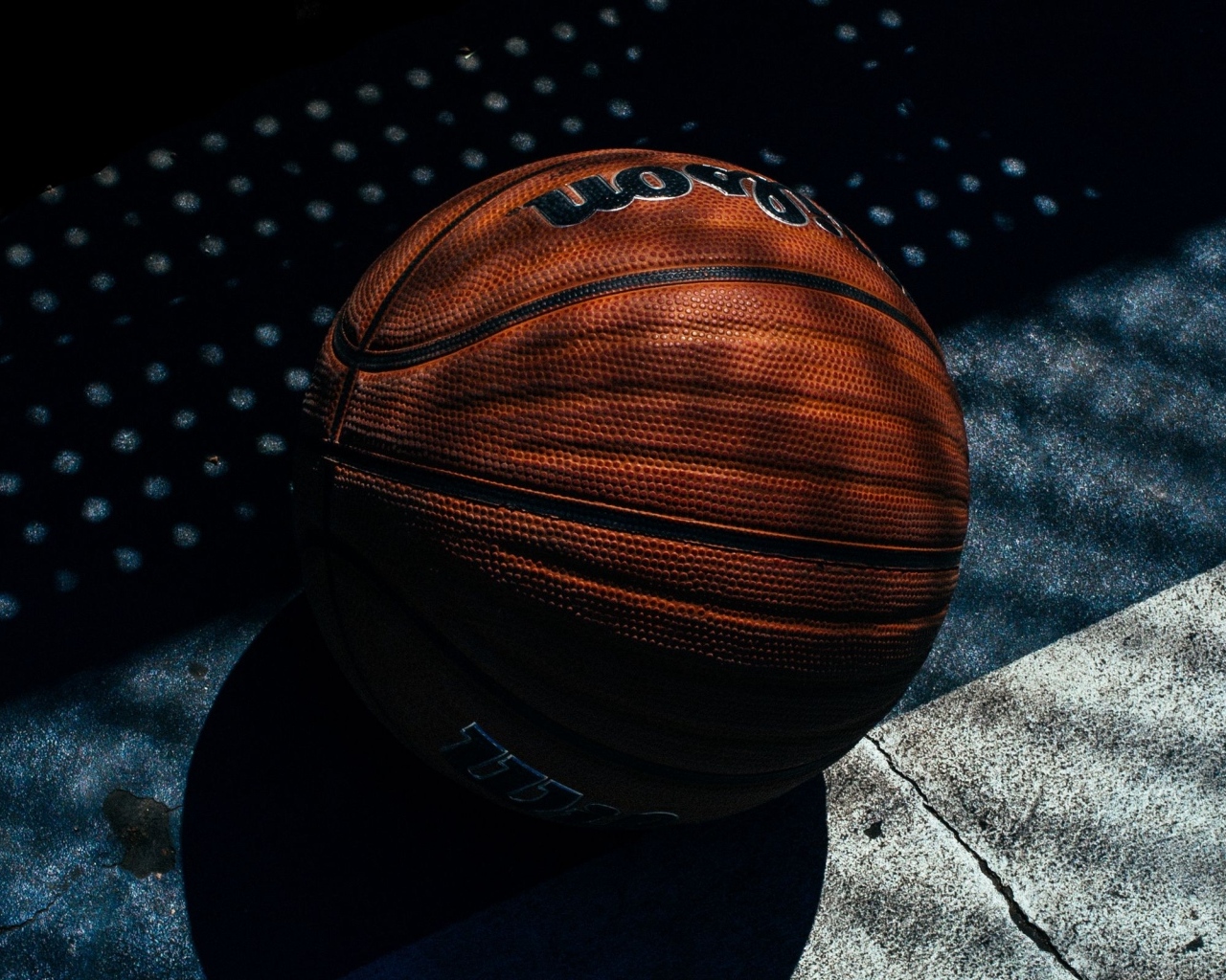 Большой кожаный баскетбольный мяч