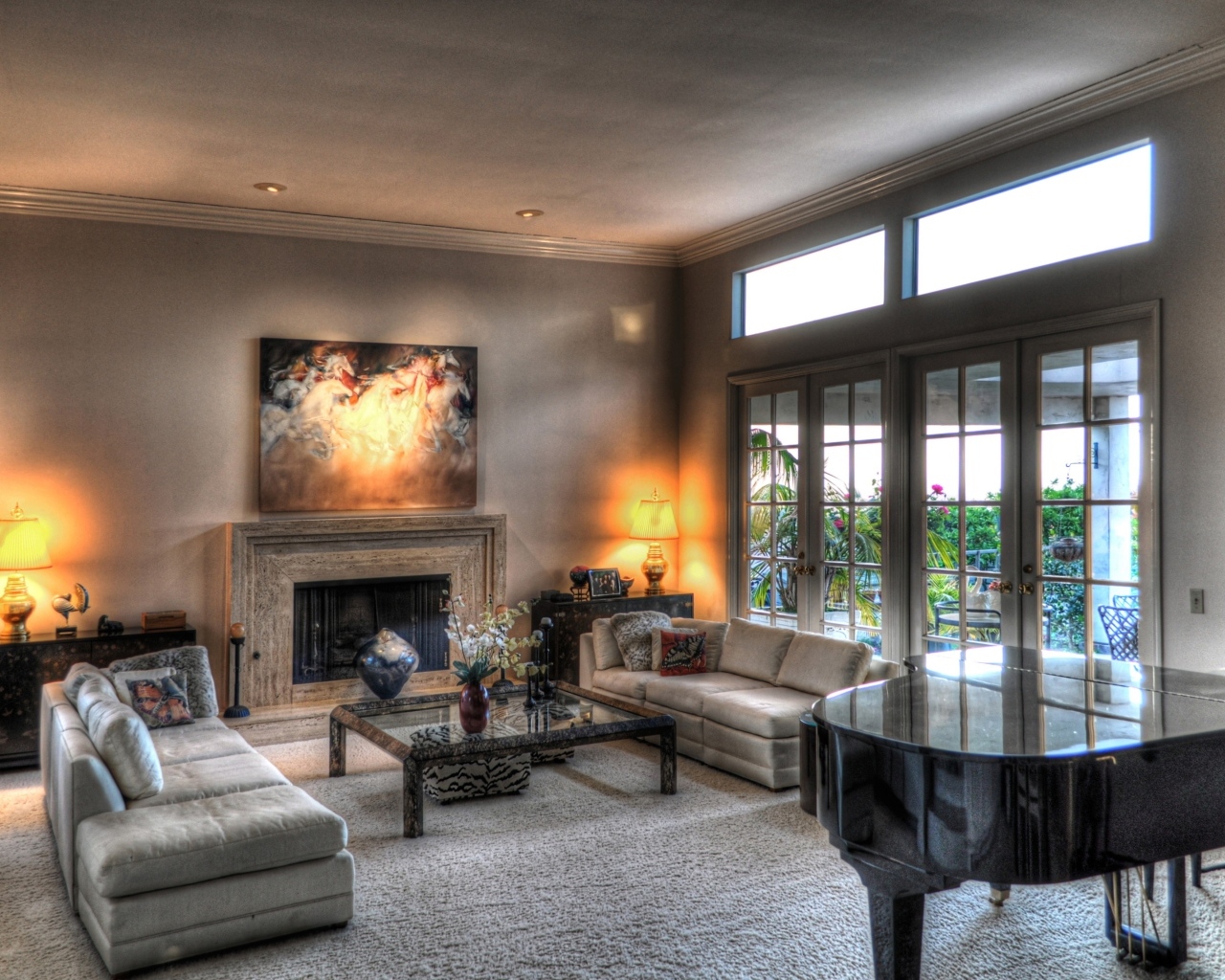 Большая гостиная с камином и большим черным роялем