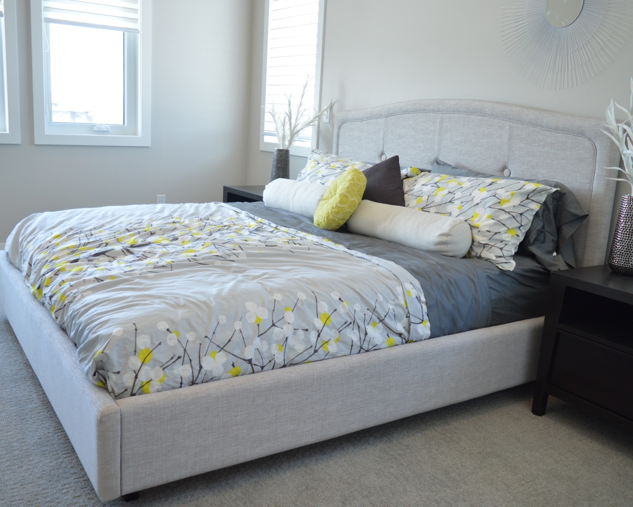 Большая мягкая кровать в серой спальне