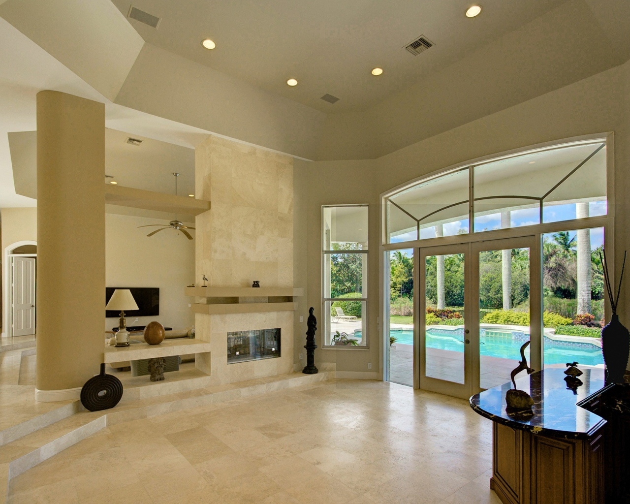 Большой просторный дом с выходом к бассейну