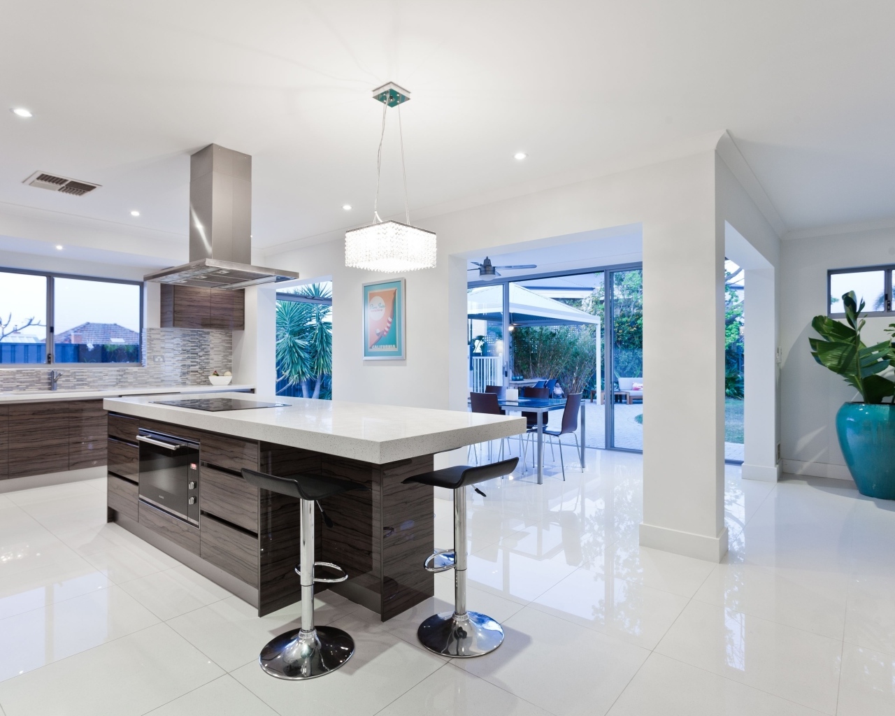 Большая просторная кухня загородного дома