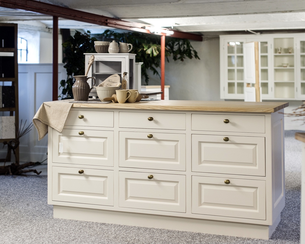 Большой белый комод в комнате