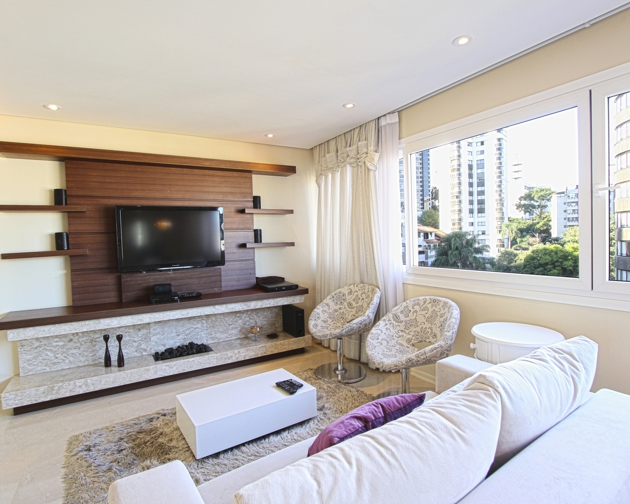 Большой белый диван в гостиной комнате