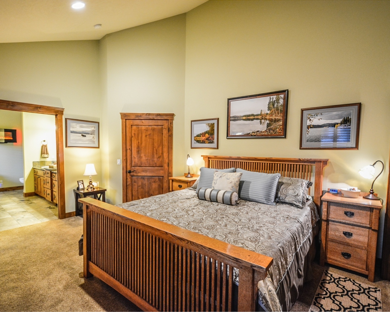 Большая деревянная двуспальная кровать в комнате