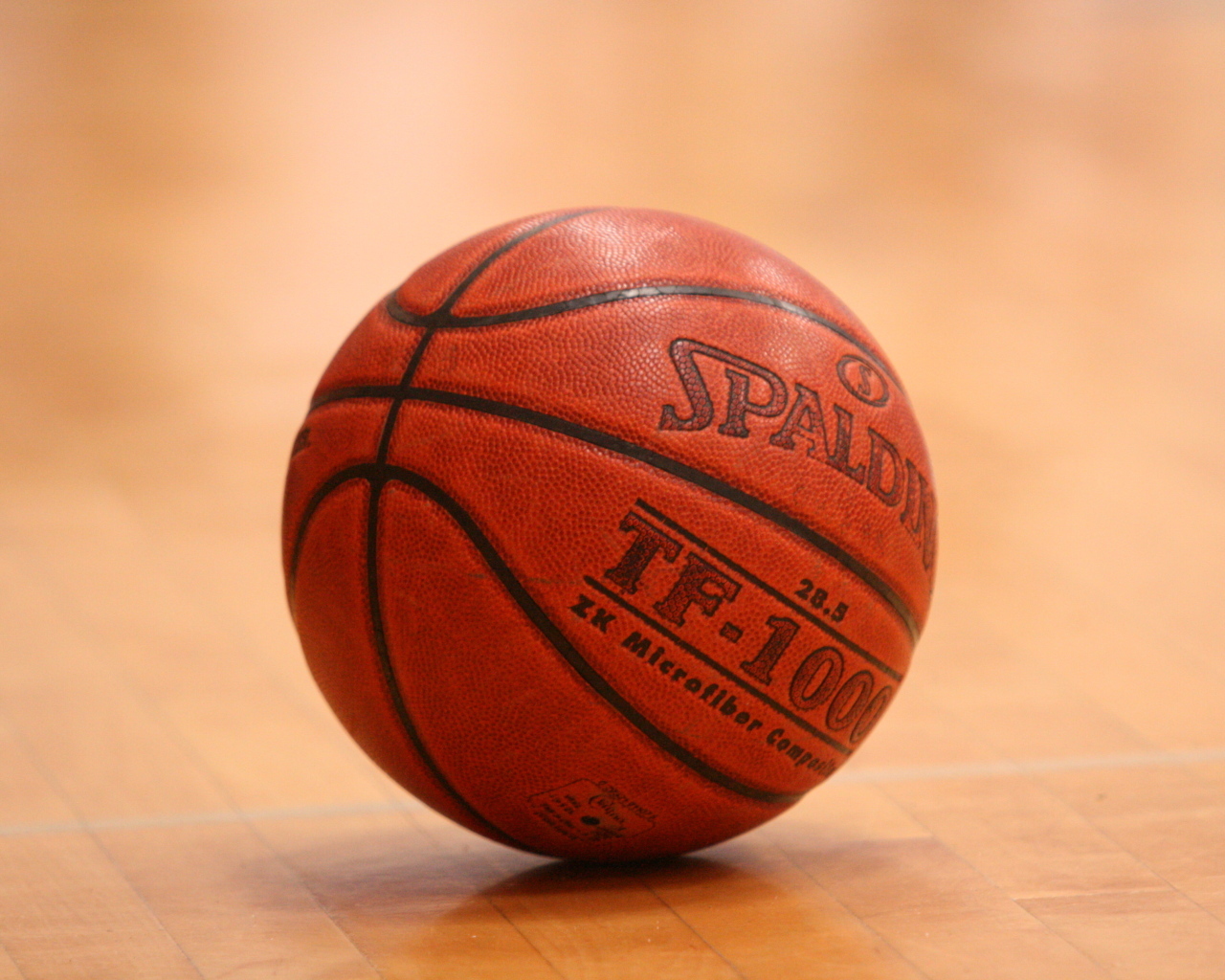 Кожаный мяч на баскетбольном поле