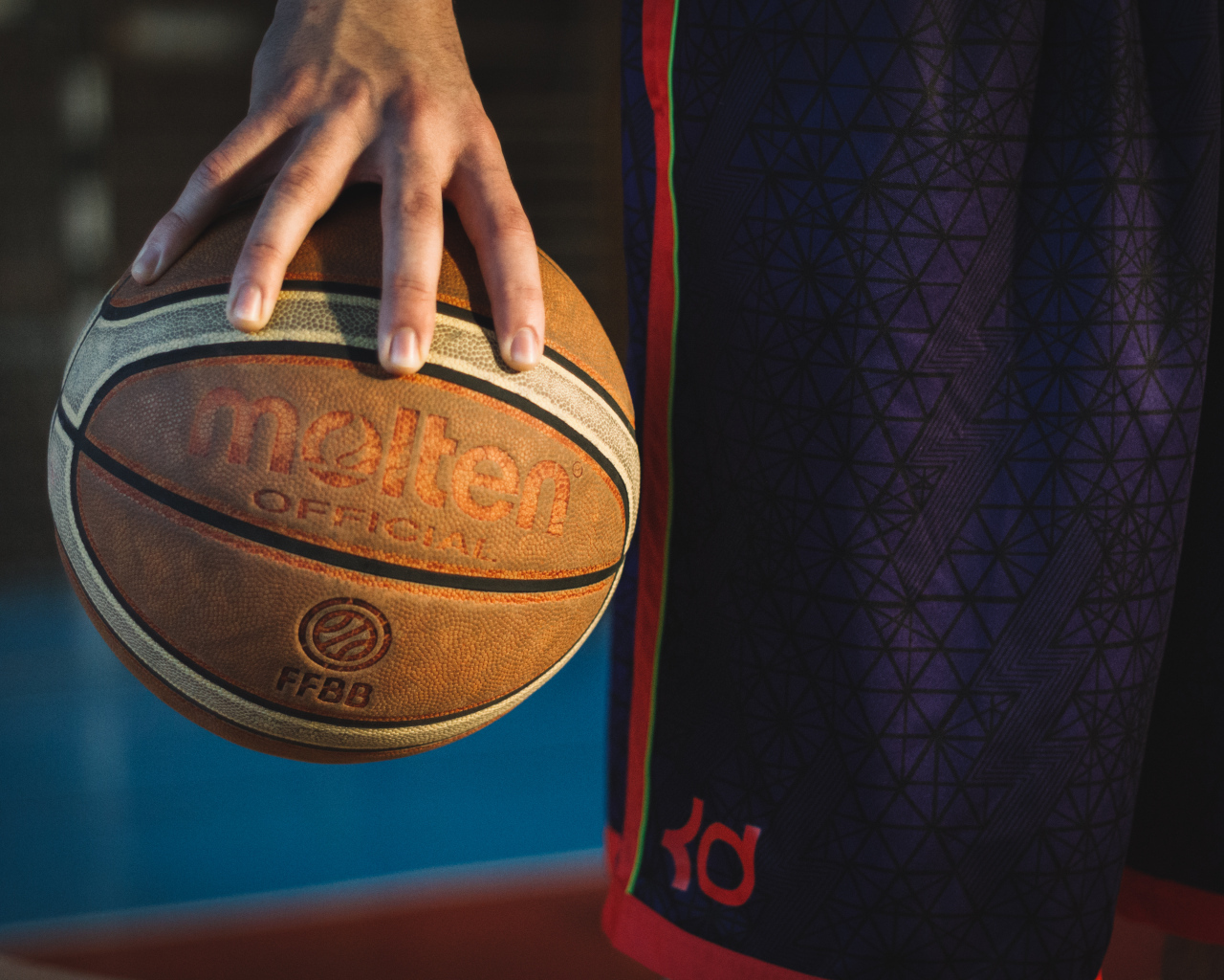 Кожаный баскетбольный мяч в руке