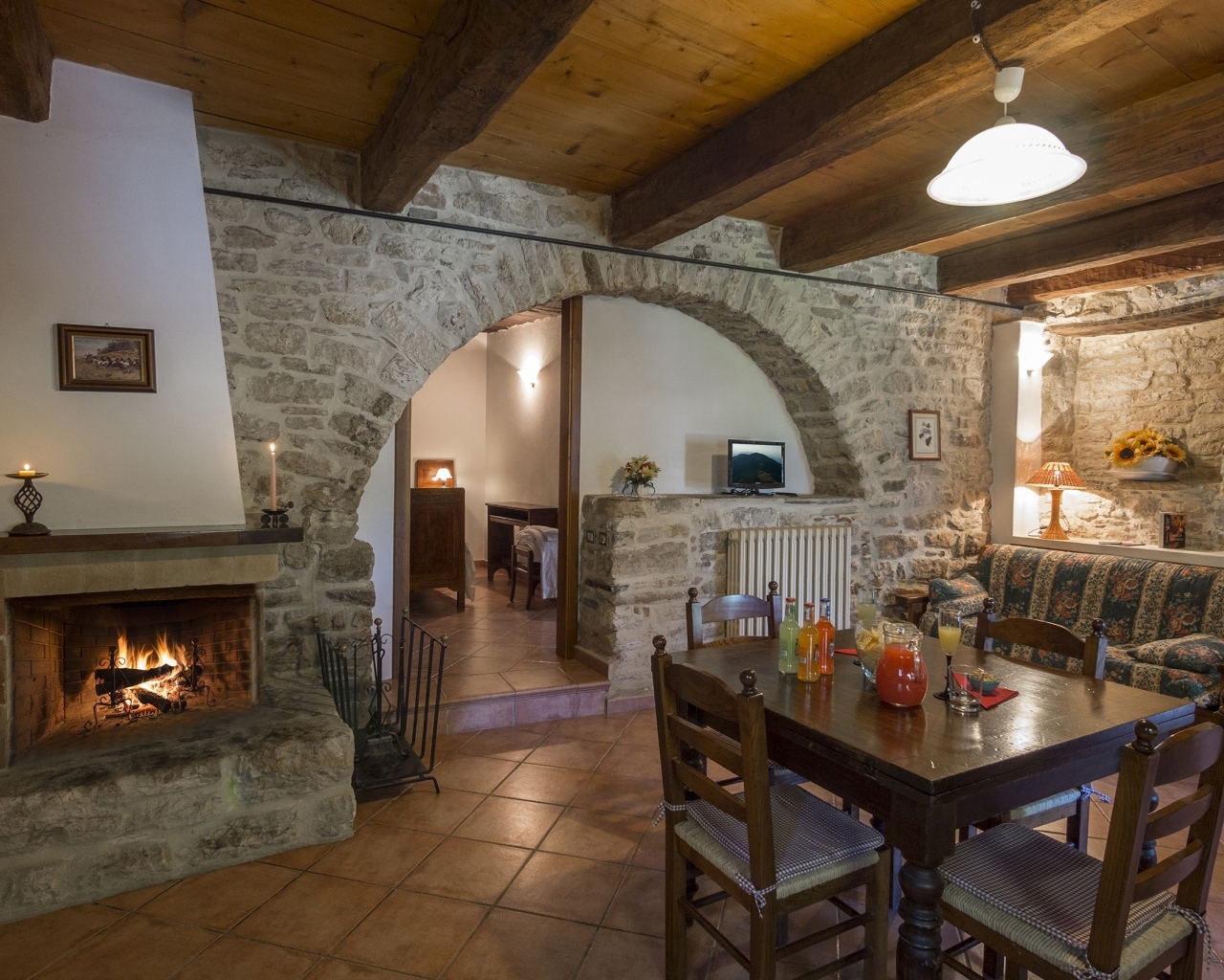 Гостиная в стиле лофт с камином