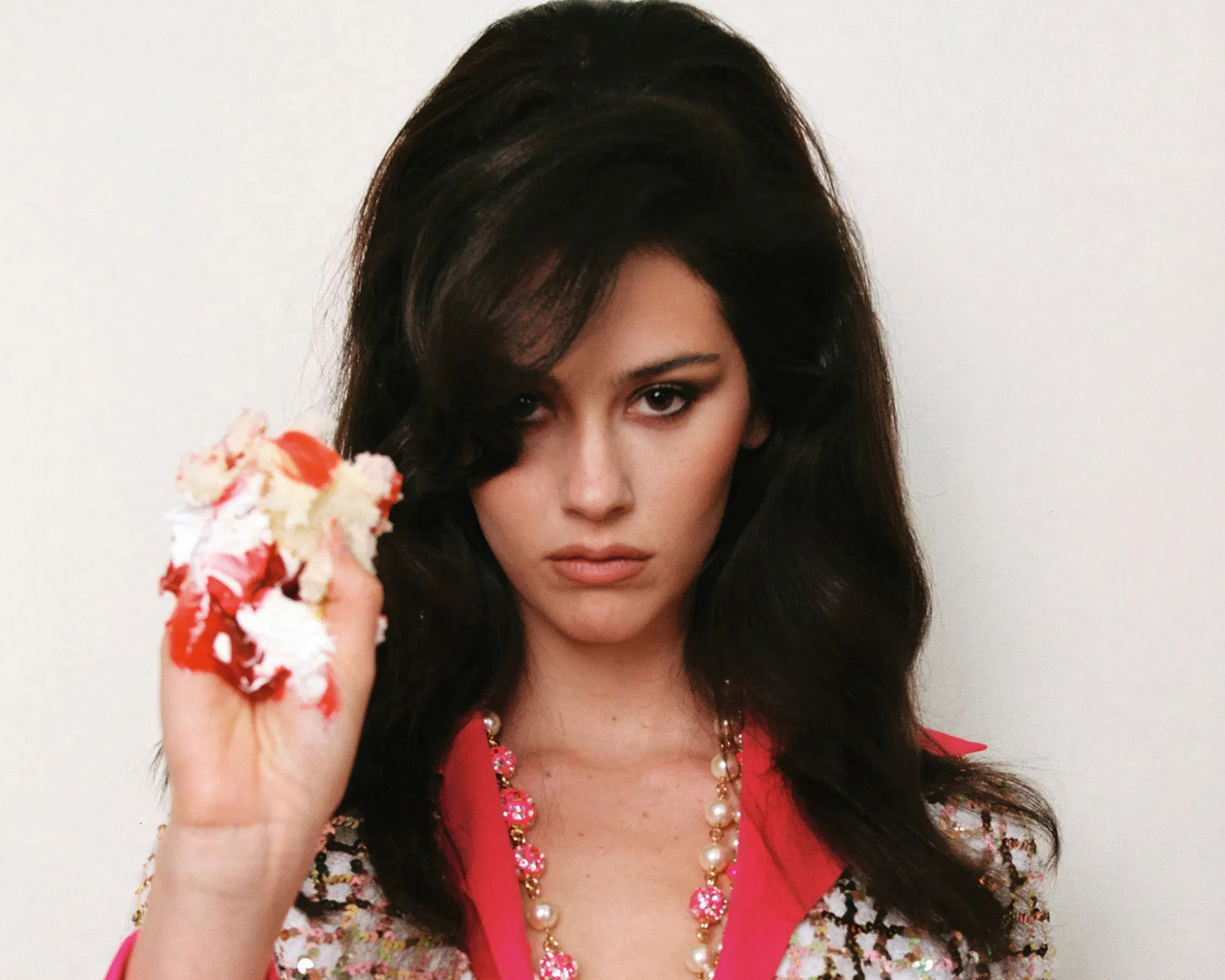 Длинноволосая американская актриса Грэйси Абрамс