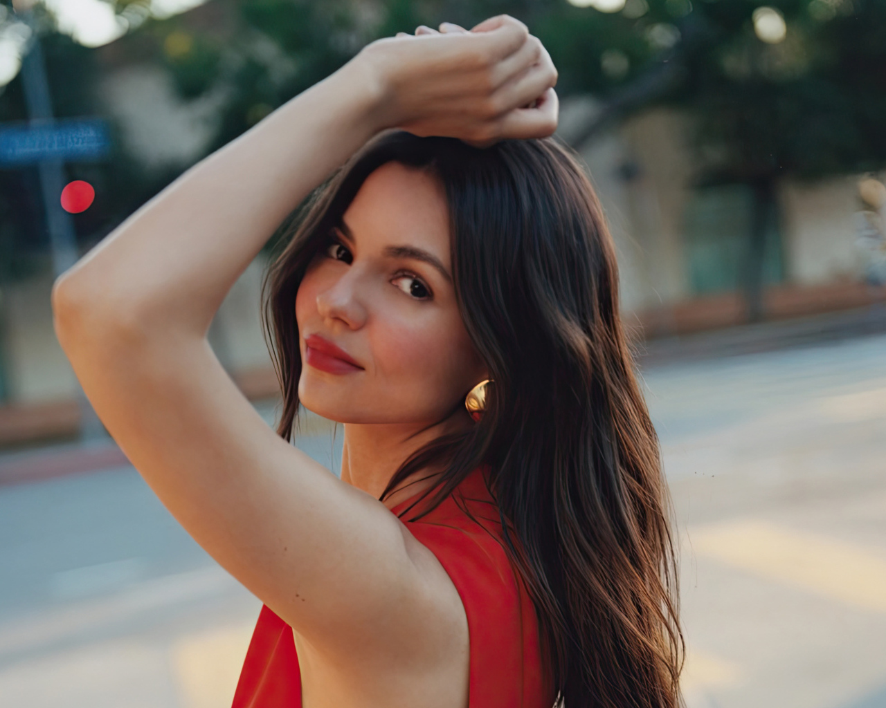 Длинноволосая брюнетка Виктория Джастис в красном