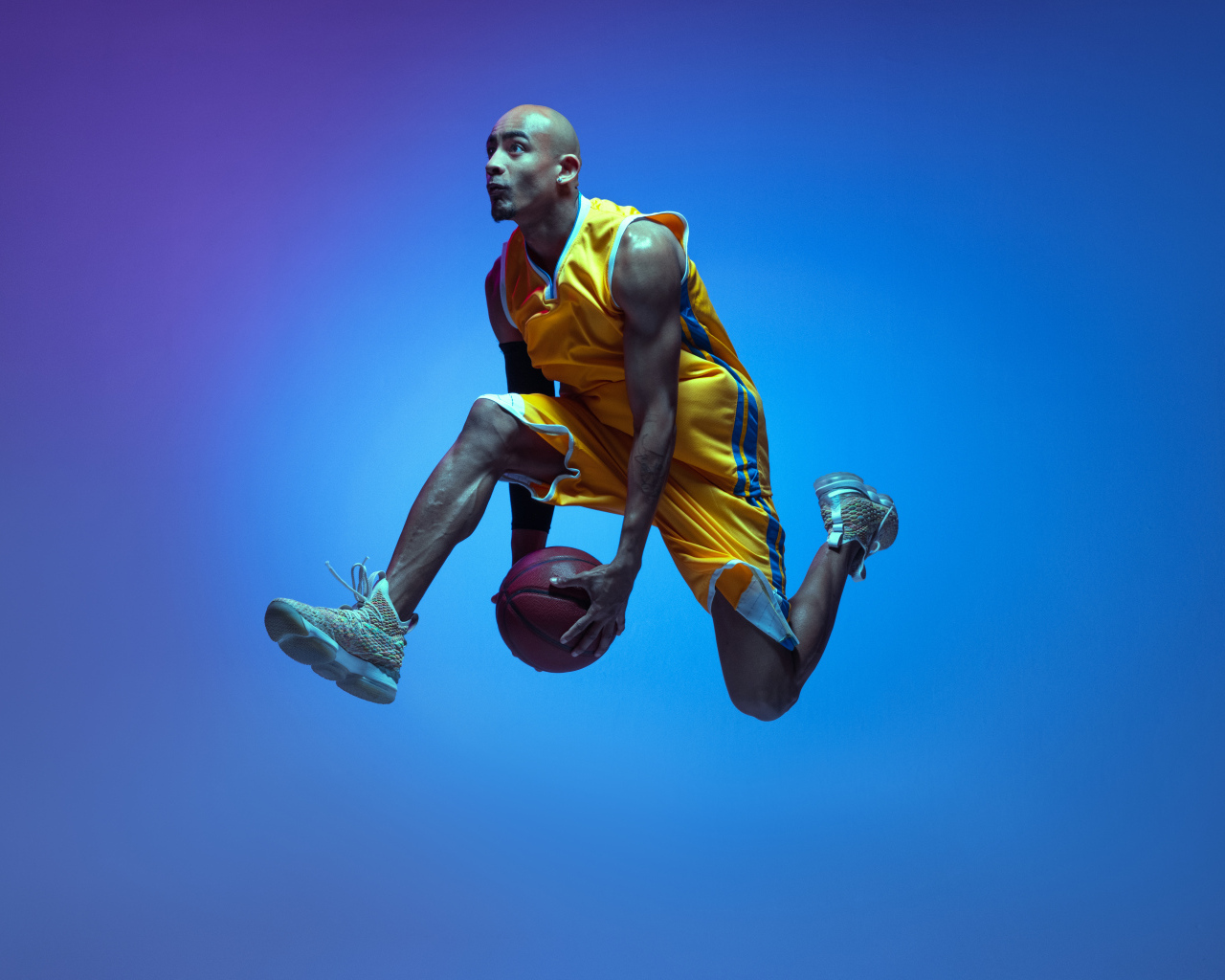 Мужчина баскетболист с мячом в руках 