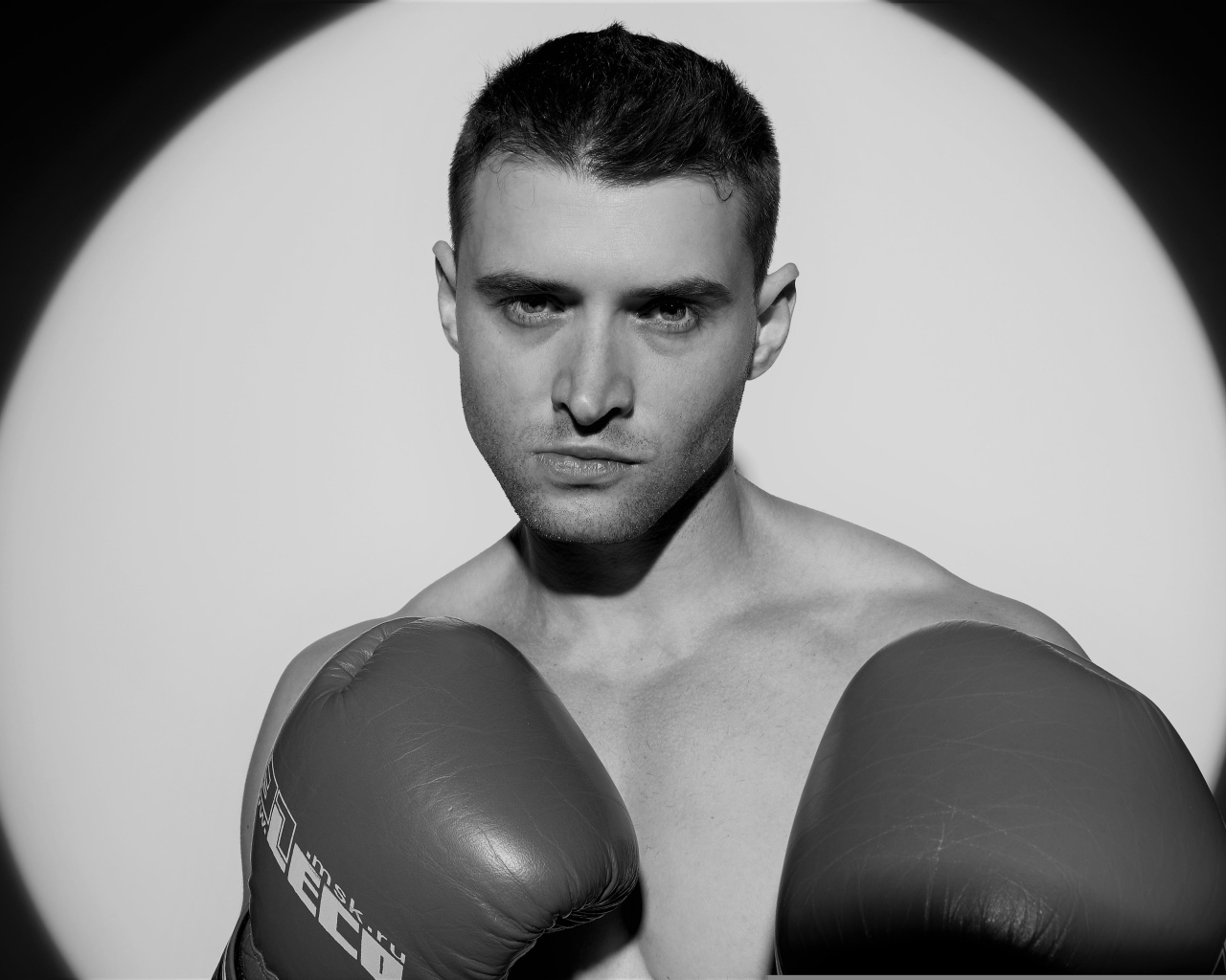 Мужчина боксер черно-белое фото