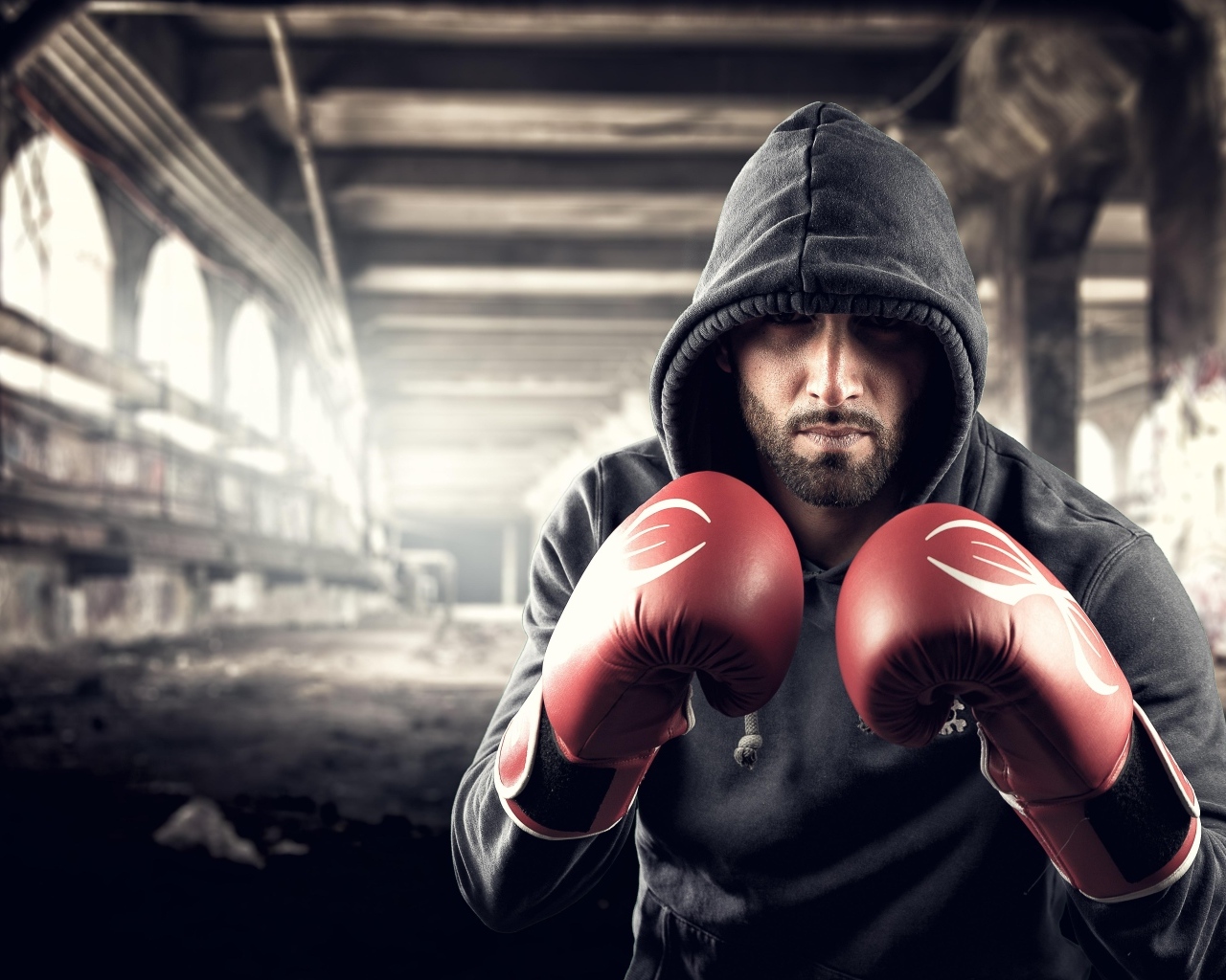 Мужчина с красных боксерских перчатках