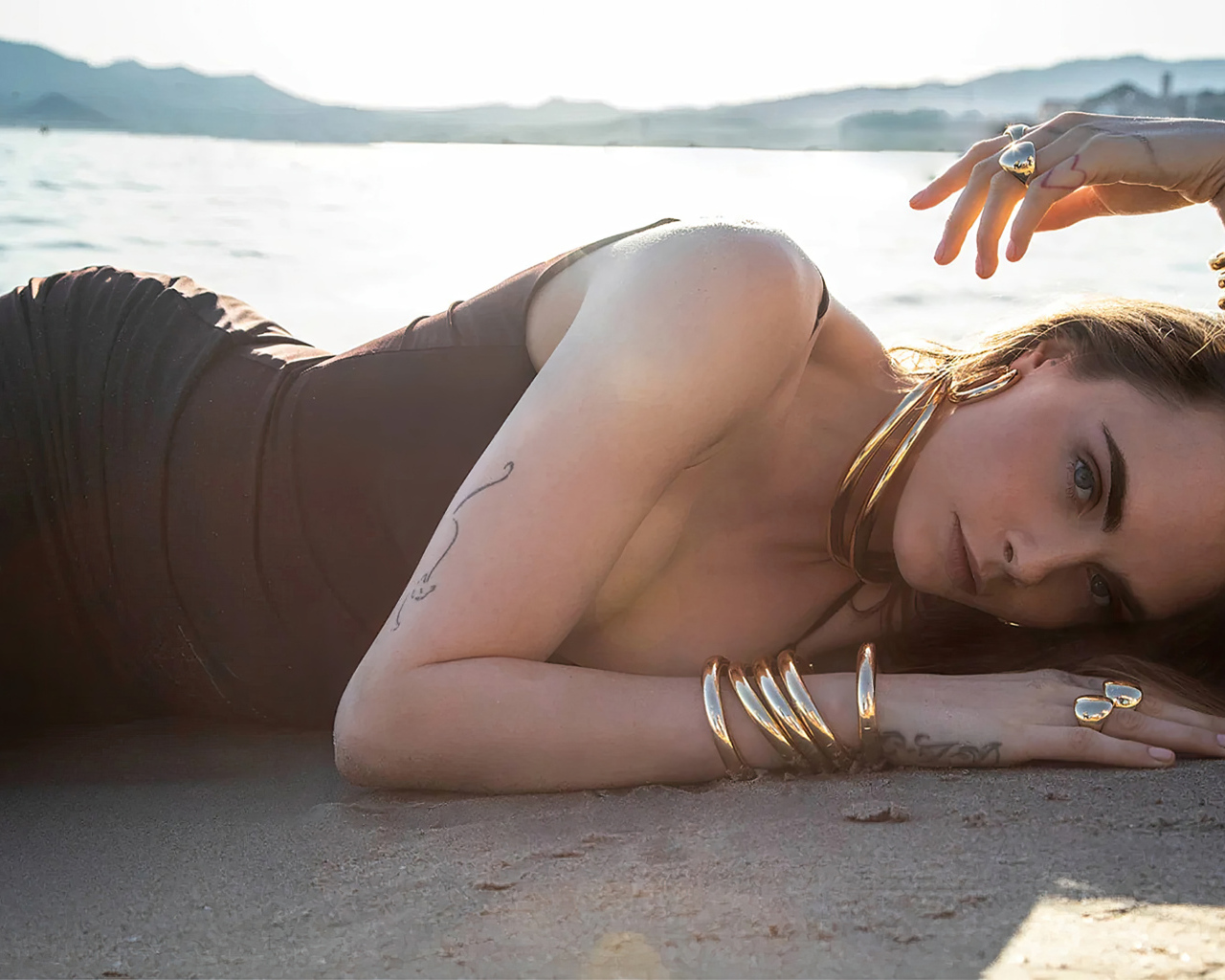 Фотосессия актрисы Кары Делевинь на пляже