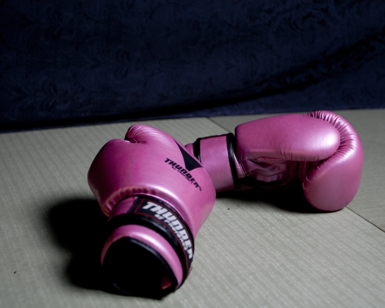 Розовые боксерские перчатки на столе 