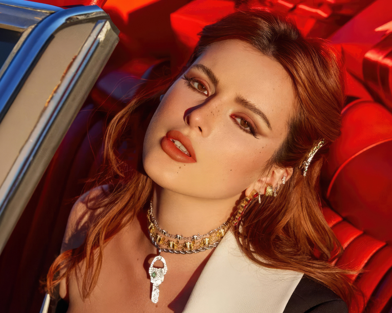 Рыжеволосая актриса Белла Торн в красной машине