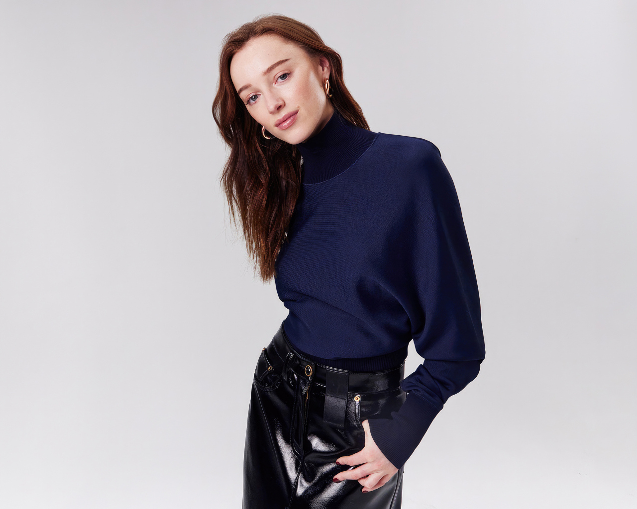 Рыжеволосая девушка актриса Фиби Дайневор