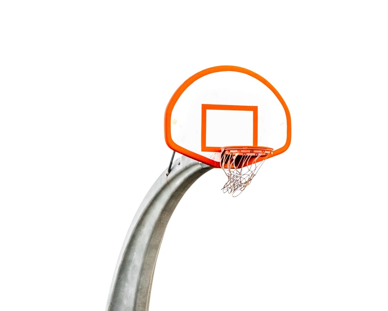 Красное баскетбольное кольцо на белом фоне