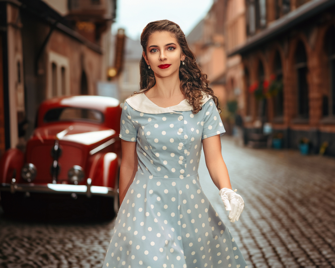 Девушка ретро в платье в горох на улице