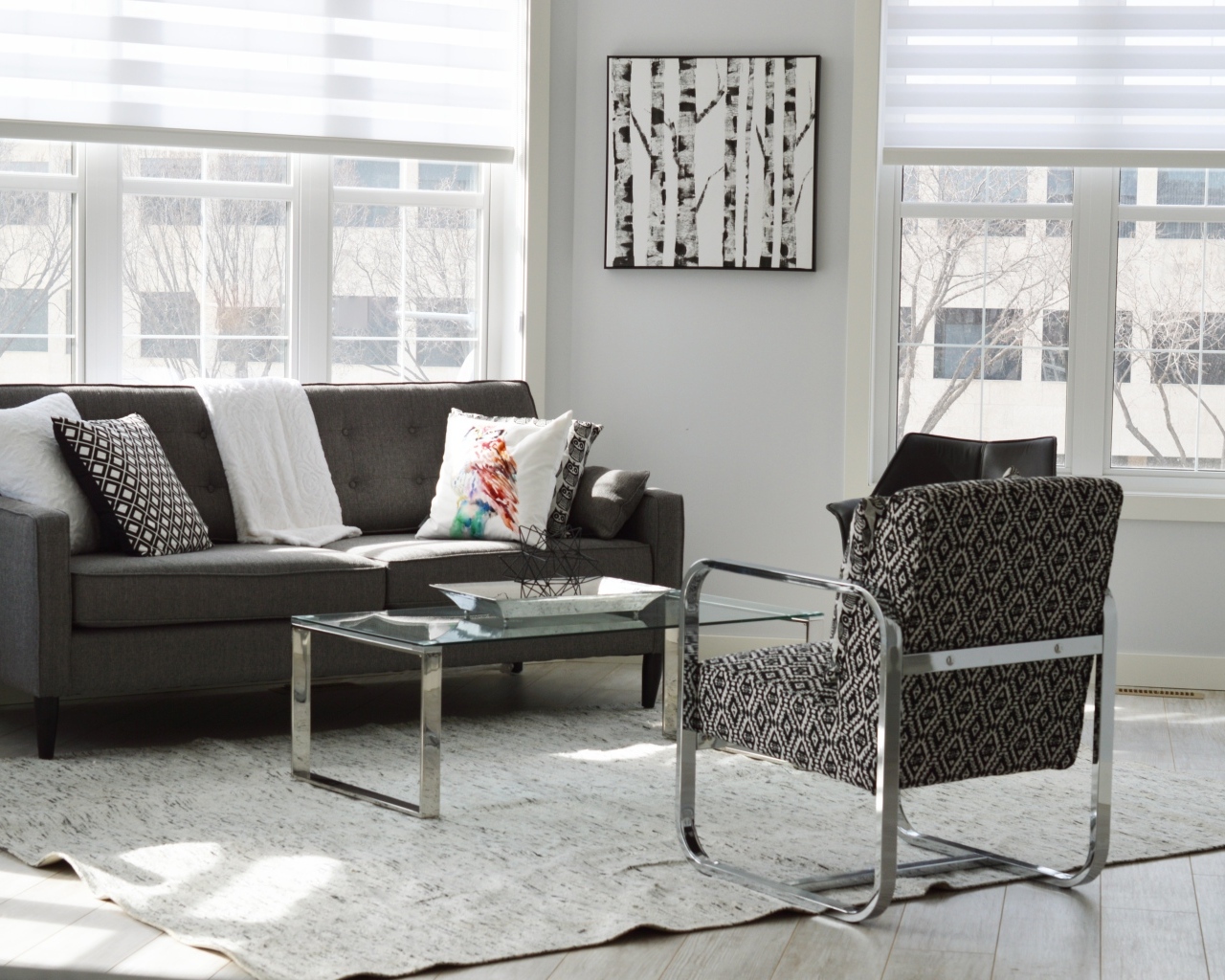 Комната с окнами и диваном  