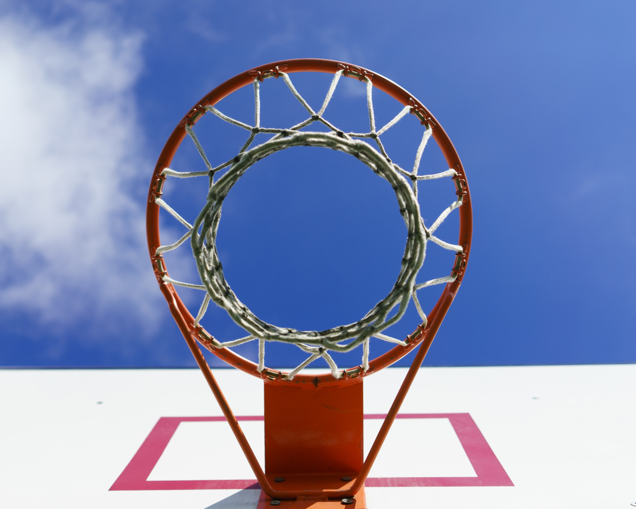 Круглое баскетбольное кольцо на фоне неба