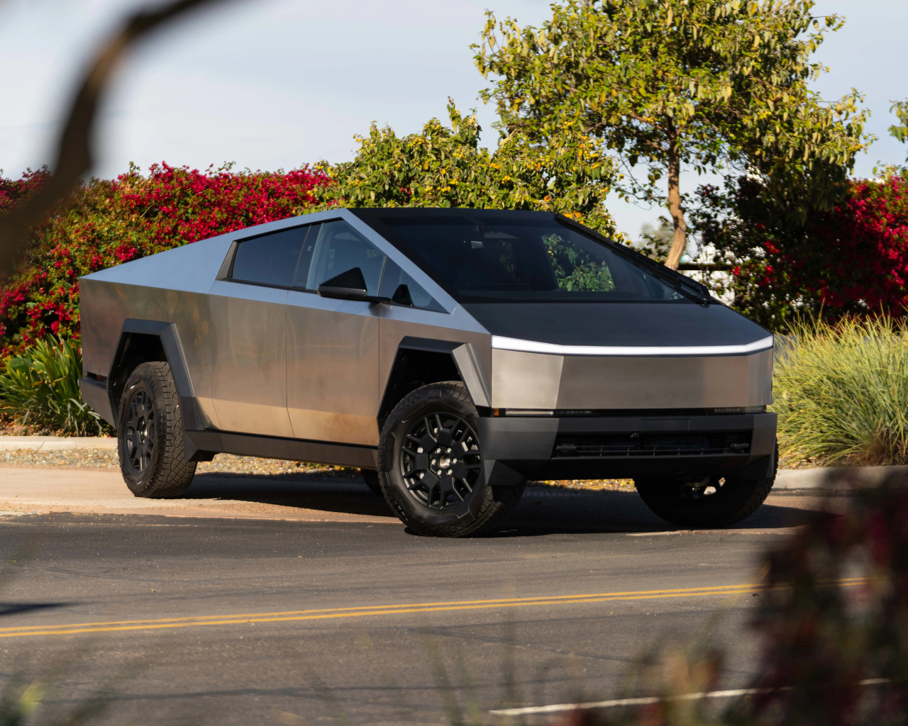 Серебристый автомобиль Tesla Cybertruck 2024  года