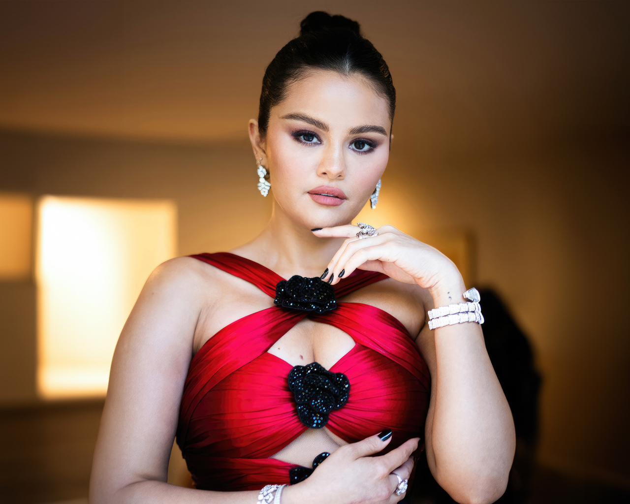 Певица и актриса Селена Гомес в красивом наряде