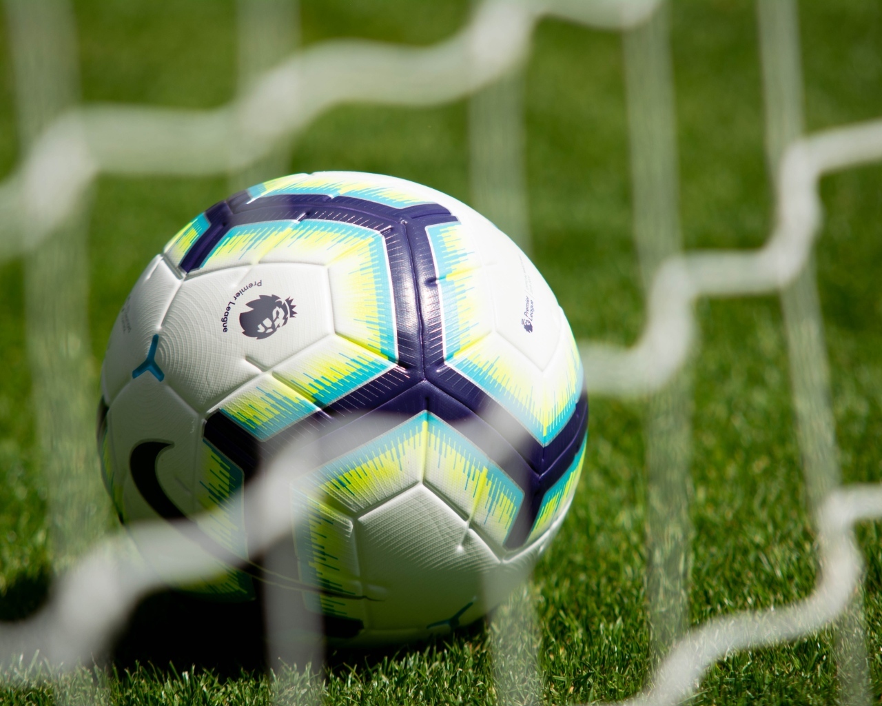 Футбольный мяч у сетки на поле