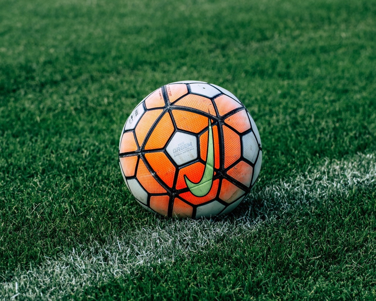 Футбольный мяч на зеленом поле