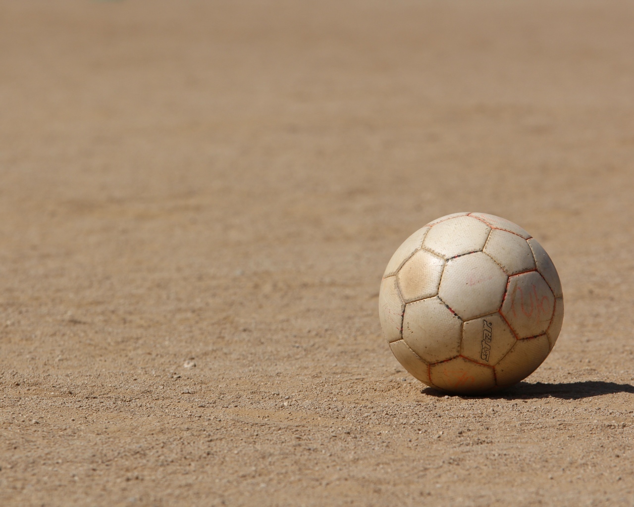 Футбольный мяч на песке 