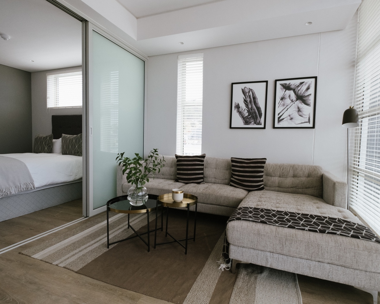 Диван в комнате с большой кроватью 