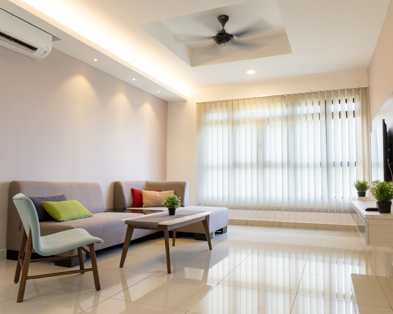 Просторная гостиная с небольшим количеством мебели