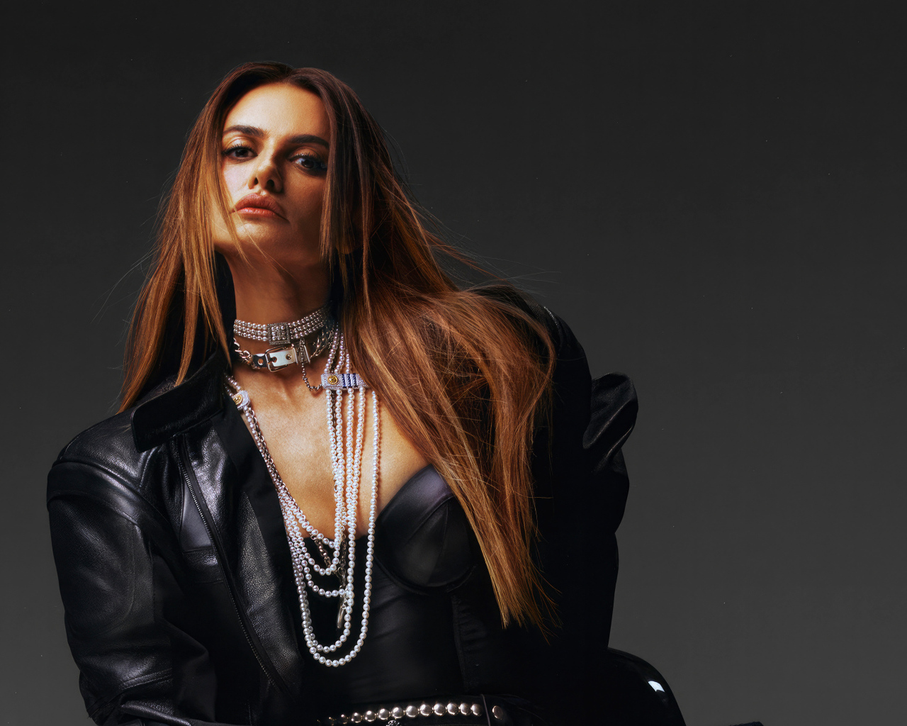 Эффектная Пенелопа Крус в черной кожаной куртке