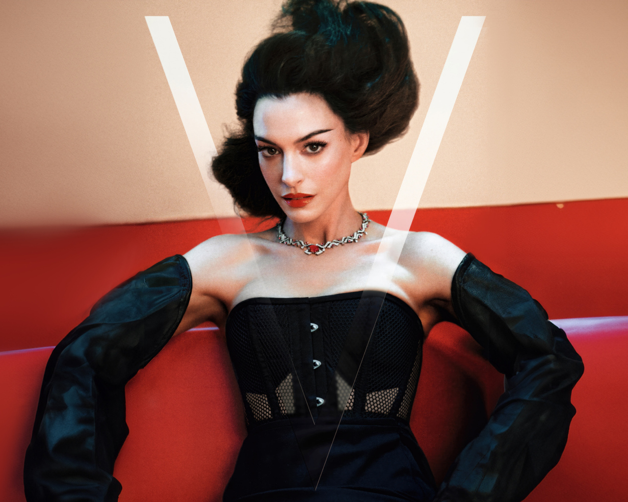 Эффектная актриса Энн Хэтэуэй в черном наряде на диване