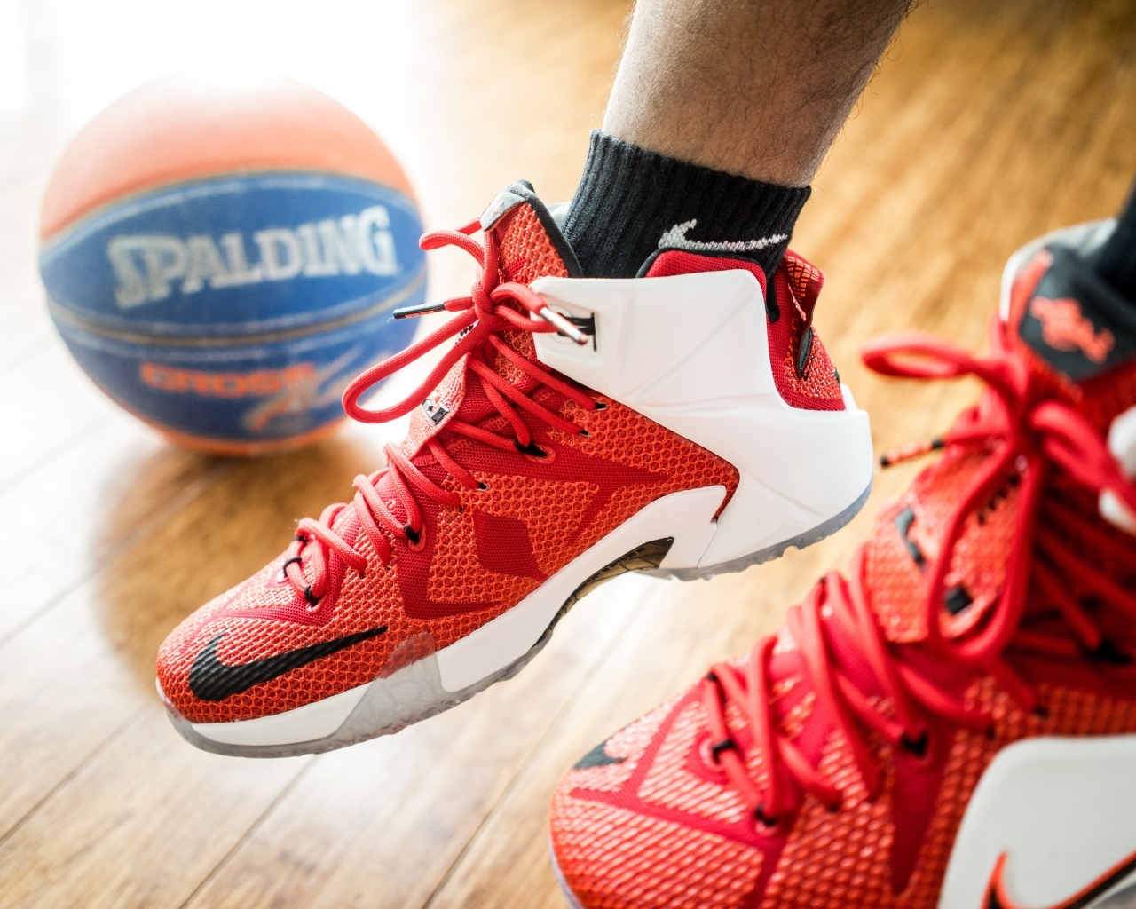 Спортивные кроссовки с мячом 