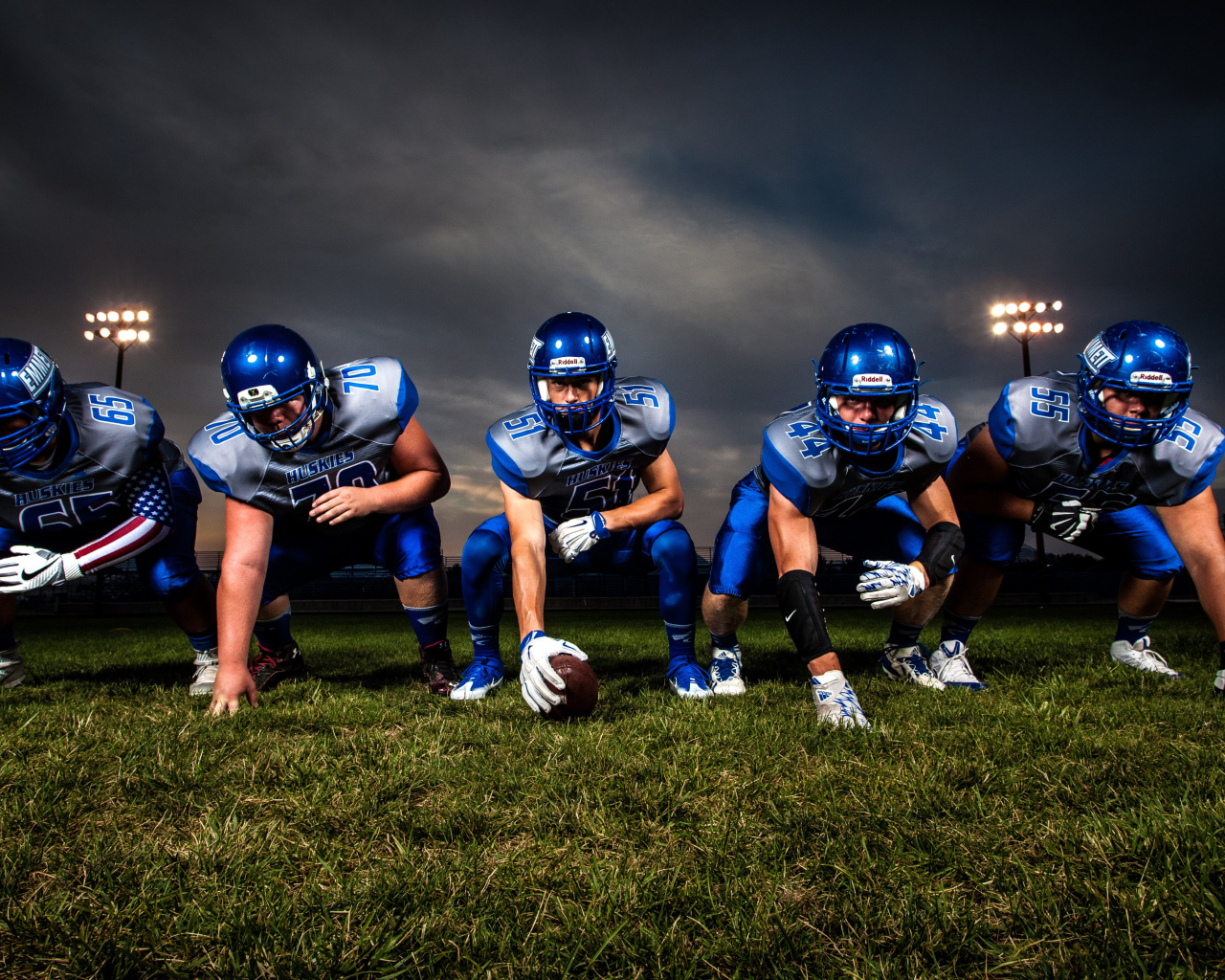 Команда игроков в американский футбол на поле