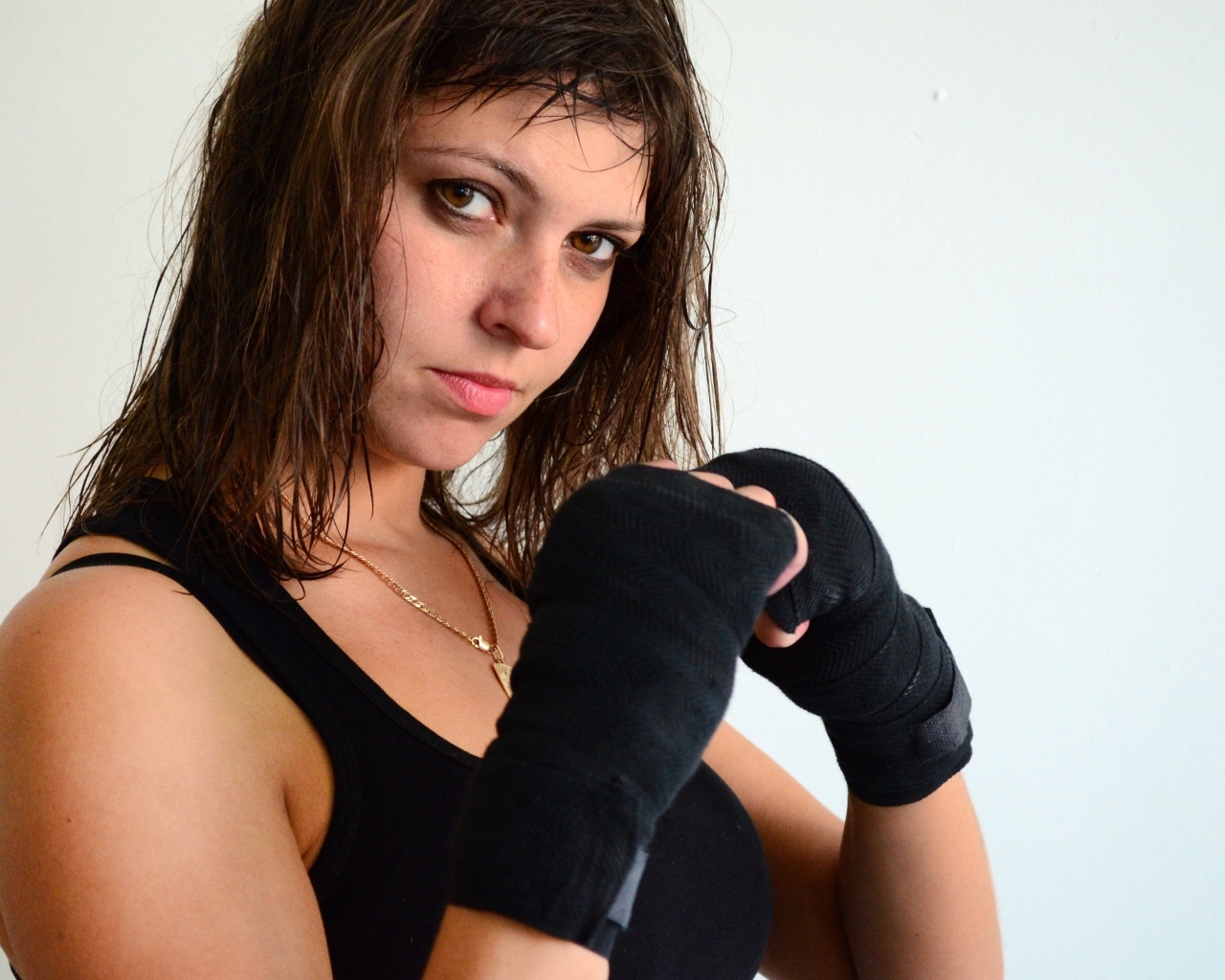 Девушка стоит в спортивной  стойке 