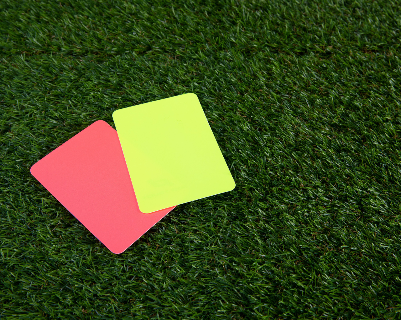 Две карточки на футбольном поле