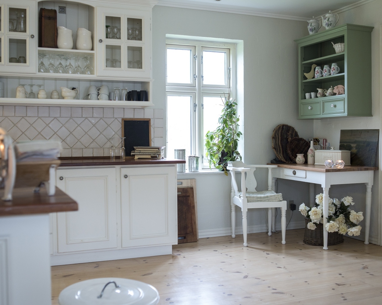 Белый кухонный гарнитур в комнате