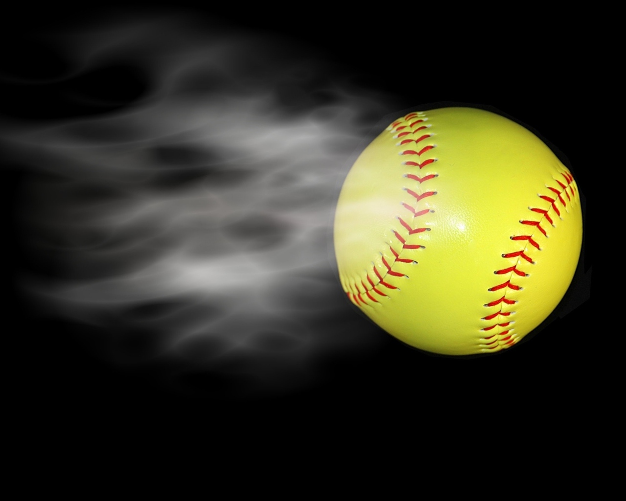 Желтый бейсбольный мяч с дымом на черном фоне