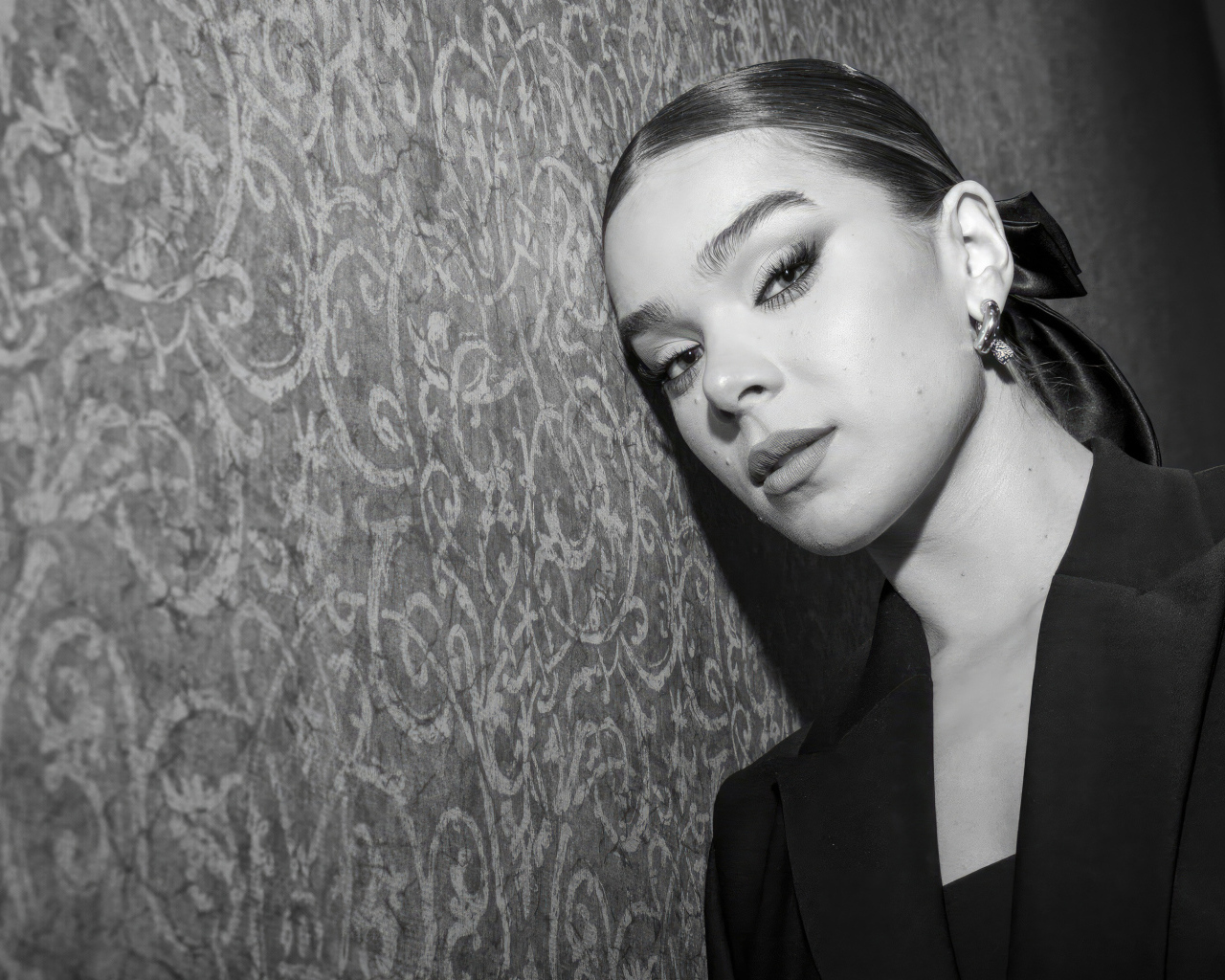 Молодая американская актриса Хейли Стейнфилд у стены