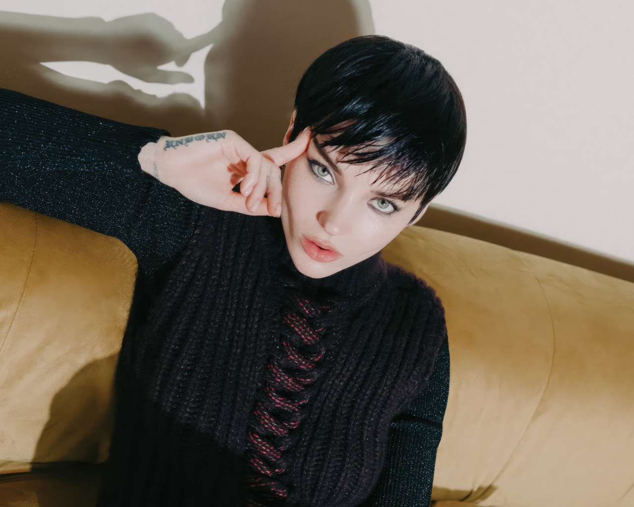 Молодая актриса Дав Кэмерон с короткой стрижкой