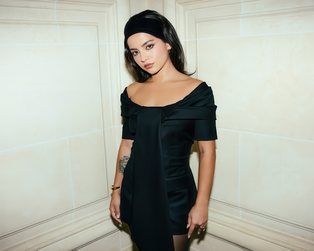 Молодая актриса Изабела Мерсед в черном платье у стены